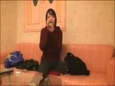 【必見】制服からはだけた太ももが何とも美味しそうな女の子