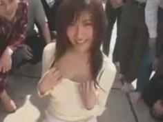 【峰なゆか】屋上にファン集めて　野外で顔射