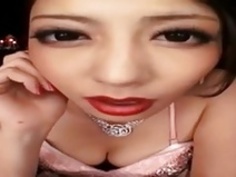 日本人の赤ちゃんからの検閲された口紅のフェラチオ