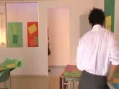 クラスのミニスカパイパン女子のスカート覗いてたらヤらせてくれた件