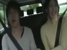 激濡れオマンコをクチュクチュ手マン責め！爆乳お姉さんとカーセックス【仁科百華】