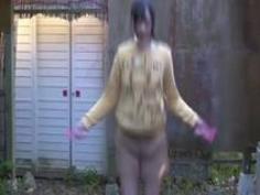 スレンダー貧乳ギャル人妻がセックスレス欲求不満で縄跳び疑似フェラチオ&マ○コ挿入オナニー