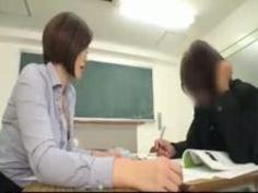 独身で彼氏もいないので欲求不満は生徒で解消するアラサー女教師 水野朝陽