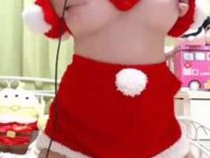 【ライブチャット】自宅でオナる姿を配信するサンタコスの爆乳素人娘！