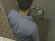 公共の便所で他人妻を激しく突きたて思いっきり昇天させるオヤジ！