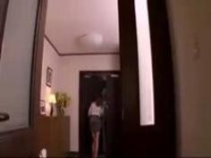 性の虜となった美女が玄関先なのにも関わらずチンポを渇望！