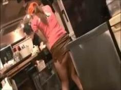 【エロ乳動画】 縛乳どうが無料-接客中のカフェ店員にすけべないたずら！スカートめくってクチュクチュ手マンで感じちゃう女の子ｗ店内でパコられ！！