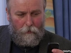 古い夫は彼の若い金髪の妻を性交させるために友人に電話する