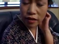 彼女は日本の男の子の十代の甥を誘惑し、味わった