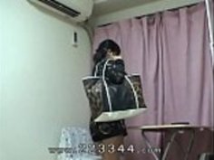 日本の小柄な女の子の裸を覗いてください。