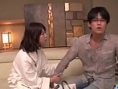 浅野若葉真面目なポルノは若い男に沿って遊ぶ