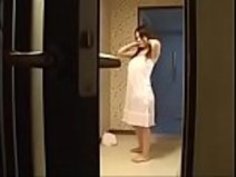 日本のアジアのママは彼女の息子の良いセックスを示す