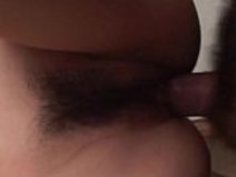 教室で徹底的に訓練された小さな女の子の女の子をオンにしました