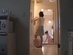 日本のお母さんは夫婦を助けるために腹を貸す