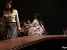 日本人の女がぶつかる