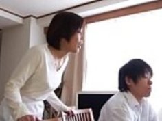 熱いアジアの日本のお母さんは彼女の若い息子を性交する