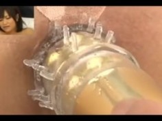 いくつかのおもちゃを貫通しているアジアの女の子のお尻をよく見て