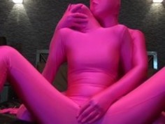 ピンクゼンタイ女性