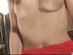 赤いストッキングのコックをかわいくて長い脚のベイビー