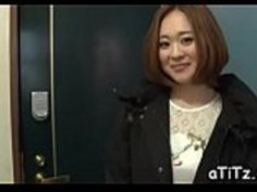 乳房の日本人は彼女のボトムを見せます