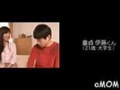 東洋の母親が息子と遊ぶ