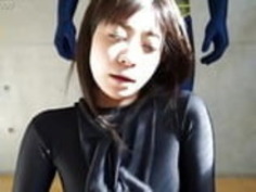 振動する女の子