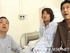 看護師はそれを犬の位置に取る