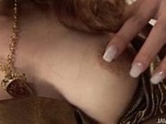 豪華で角質な廣田さくらは、彼女のおっぱいと猫で遊んでいます