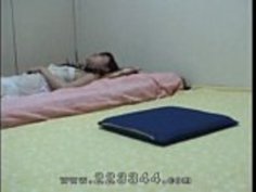 細身の女の子のヌードを覗いている。