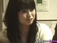 アジア人がテーブルで犯された