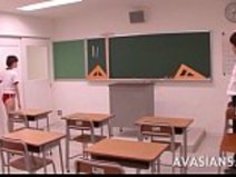 無邪気な女子学生が彼女の毛深い教師のコックを喜ばせる方法を学んだ