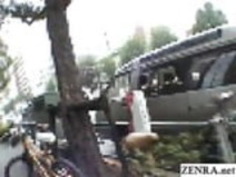 東京で歩くJAVパブリックヌードの皮ビキニ