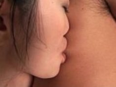 ディックは、裸の魅力的な女の子を吸って、sixtynineで舐めた