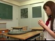 日本の学生の教室のオナニーの足跡1 - Watch part 2をWebcampub.comで見る