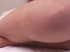 ベッドでストレッチしているすばらしい十代の若い体操選手は、少しオマンコを吹き飛ばします