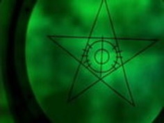 ブルネットのベイビーは、彼女のタイトな猫を指す彼女のベッドに