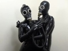 ラテックスとガスマスクの日本のラテックスカップル