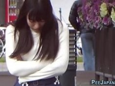 【トイレxvideos盗撮動画】閲覧注意！トイレに隠しカメラをしかけおまんこ丸見えでオシッコ！