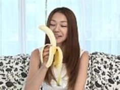 彼女は果実を愛し、彼女は彼女のバナナを舐めて吸う。