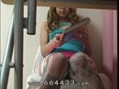 机の下から日本のブロンドの女の子のオナニーを覗く。