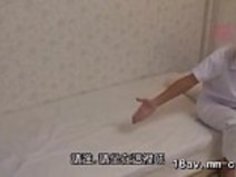 彼氏持ちの女の子がヤリチンマッサージ師に電マ責めされ喘ぐ