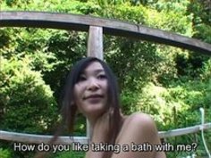 【素人】澄んだ空気が気持ちいい露天風呂の一時、熟女のレズプレイは誰得？