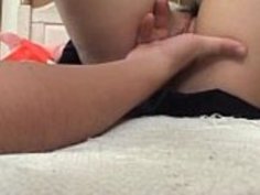 プッシー指の女子高生の女の子は、戻ってきれいなフェラチオを与える