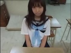 制服姿の美少女吹石恵が放課後の教室でこっそりローターオナニー！