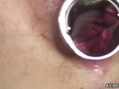 彼女のおなかの中に指を貼るので、彼女は爆発している