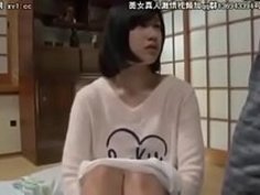 【森星いまり】「はい…パパのおチ〇ポ下さい…」幼い顔した美乳美少女がキモ老人なママの再婚相手に性教育と称して近親相姦されちゃう【美少女アダルト動画】