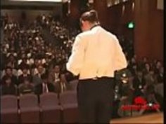 裸の日本のアジアの十代のオーケストラ