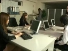 水嶋あずみは、彼女の女性同僚の汗をかいた足を嗅ぎ、舐める