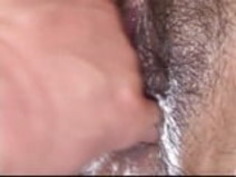 彼女の毛深い猫を台無しにするエアリー愛極端なハードコアのセックス