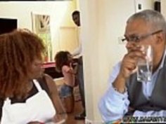 友人の娘が見ている間にファックされ、日本のバスマママ